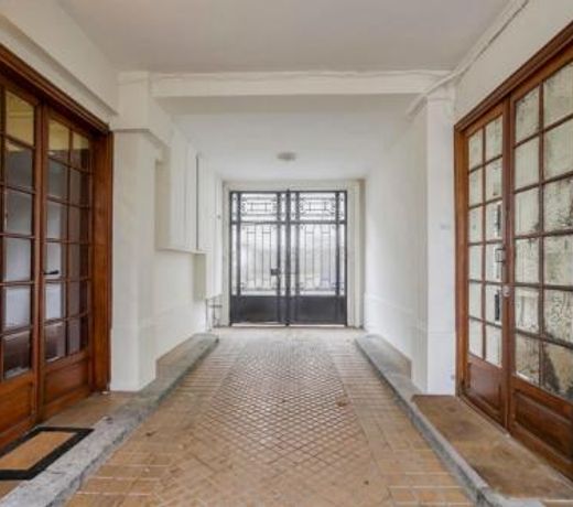Hidden Abode with Large Patio in Buttes-Chaumont - PARIS
