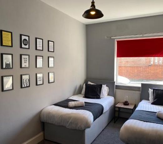 SPACIOUS HOMELY HOUSE In A QUIET STREET, PERFECT FOR FAMILIES AND LARGER GROUPS