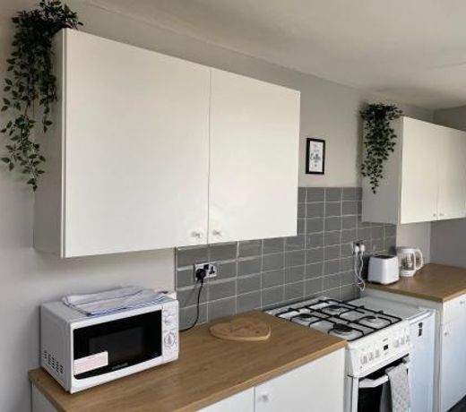 SPACIOUS HOMELY HOUSE In A QUIET STREET, PERFECT FOR FAMILIES AND LARGER GROUPS