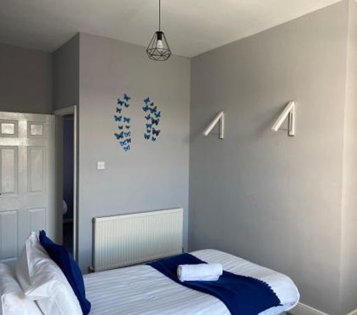 SPACIOUS HOMELY HOUSE In A QUIET STREET, PERFECT FOR FAMILIES AND LARGER GROUPS