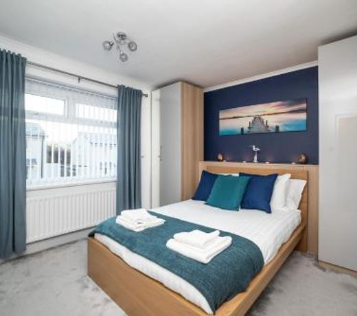 Gorgeous Modern 4 bedroom house - Free Parking and Netflix by WHA for Contractors, Relocation, Busin