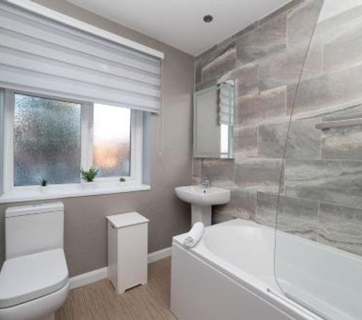 Gorgeous Modern 4 bedroom house - Free Parking and Netflix by WHA for Contractors, Relocation, Busin