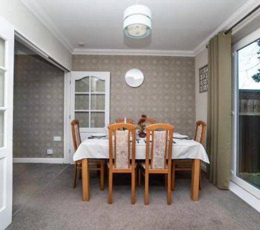 Gorgeous Modern 4 bedroom house - Free Parking and Netflix by WHA for Contractors, Relocation, Busin