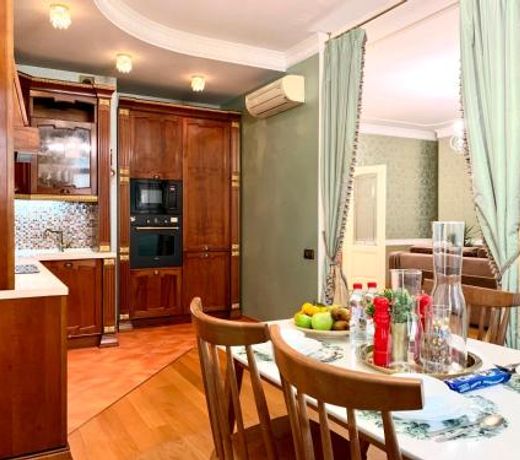 Spacious Apartment on Klimentovskii by EasyGuest