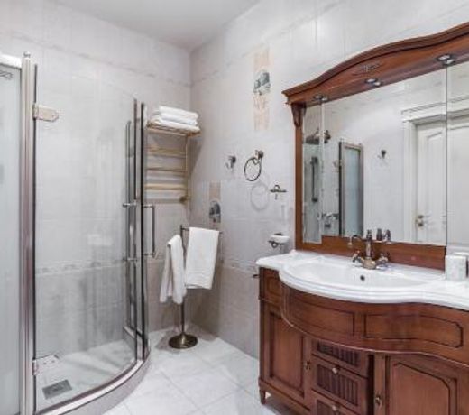 Spacious Apartment on Klimentovskii by EasyGuest