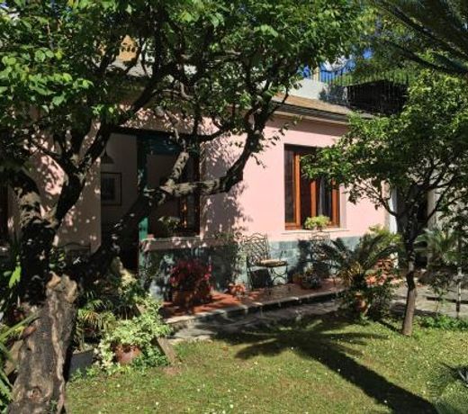 Casa Tra Il Verde E Il Blu