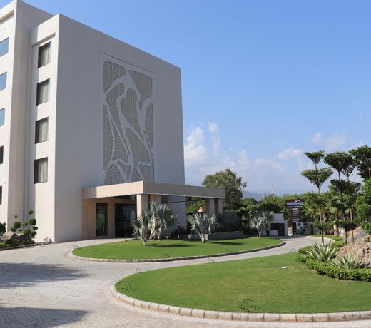 Hillcrest Hotel & Resort
