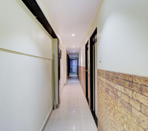 OYO 77255 Hotel Royal Plaza