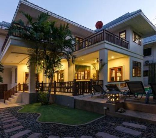 Stunning villa with pool and tropical garden
