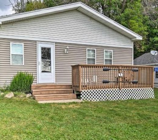 Warm and Inviting Home, Steps to Lake Kosh Fun!