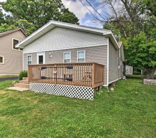 Warm and Inviting Home, Steps to Lake Kosh Fun!