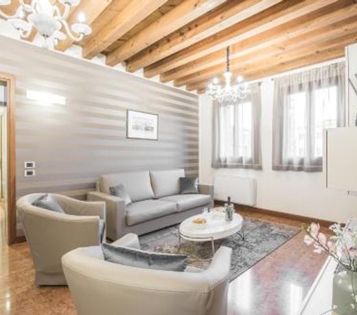 Ca' del Monastero 6 Collection Chic Apartment for 4 Guests with Lift