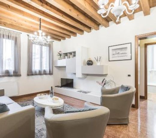 Ca' del Monastero 6 Collection Chic Apartment for 4 Guests with Lift