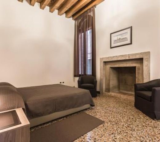 Ca' del Monastero 4 Collection Apartment up to 8 Guests with Lift