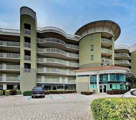 Latitude Adjustment - Pool, Hot Tub, Walk to Beach condo