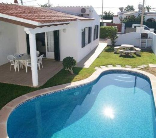 Villa with private pool, spacious garden & BBQ