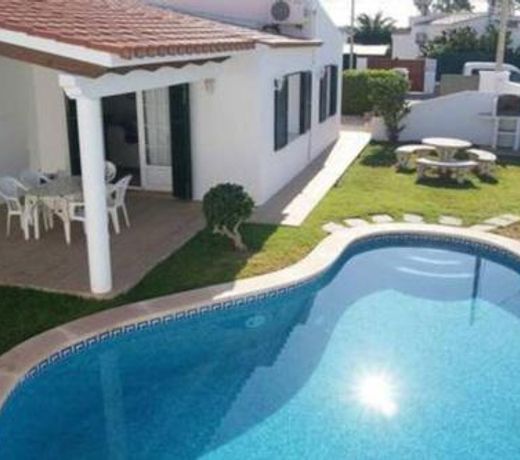 Villa with private pool, spacious garden & BBQ