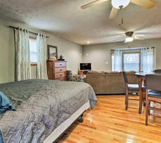 Stockton Lake Escape with Kitchen, Half Mile to Lake