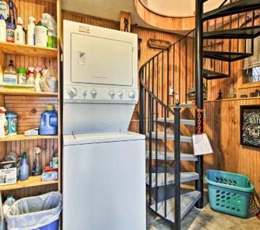 Stockton Lake Escape with Kitchen, Half Mile to Lake