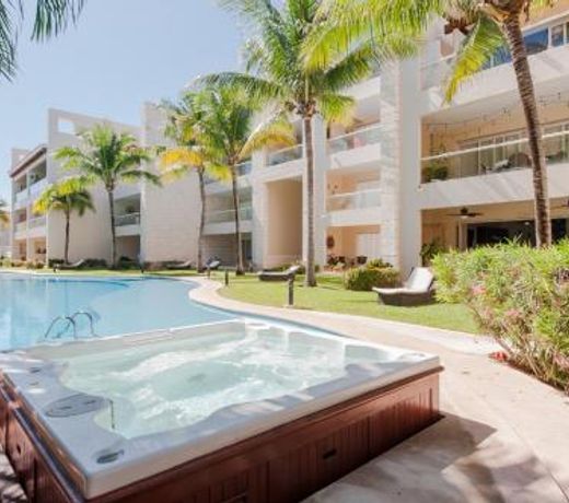 Luxury Poolside Condo