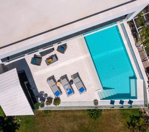 Exclusive Villa Mative