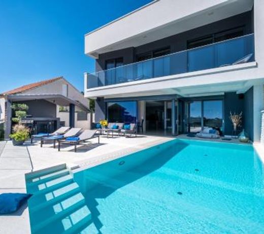 Exclusive Villa Mative