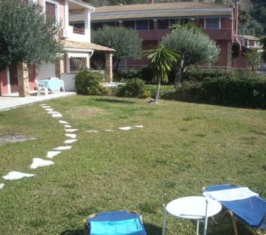 Menigos 57 seafront with garden