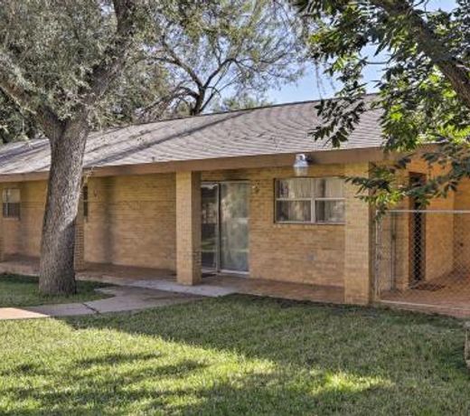 Laredo Guest Home with Yard-4 Mi to Lake Casa Blanca