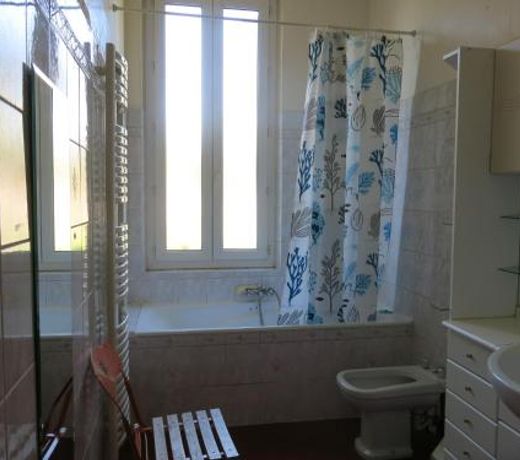 Maison avec jardin sur une colline
