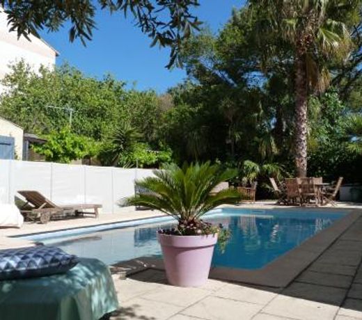 Maison jardin grande piscine , sortie bateau possible