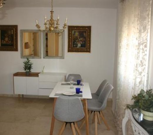 TOP CENTER SUITE