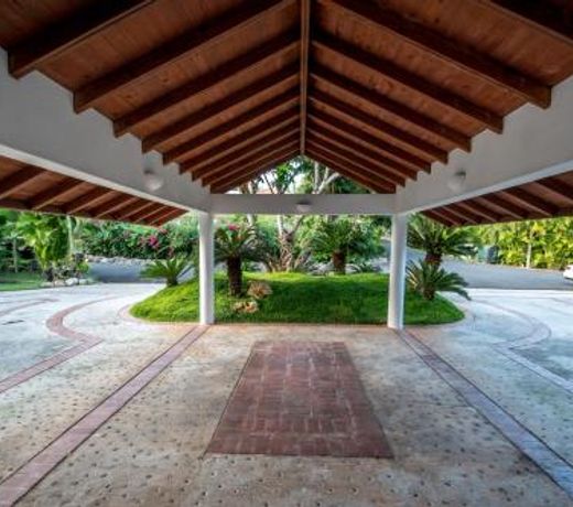 Private Brand New & Modern Villa with Pool & Staff