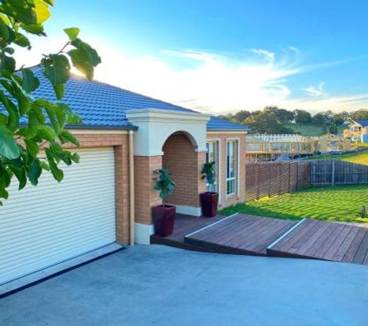 Luxury 4BR Home with KING Bed Lakes Entrance