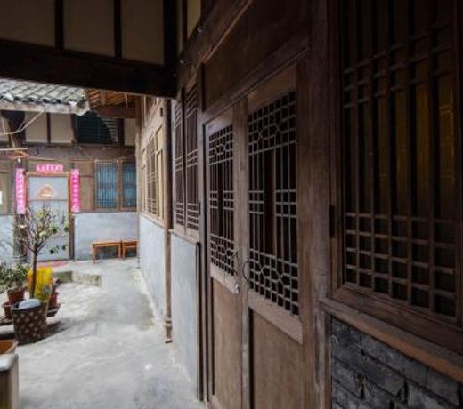 Dujiangyan CityÂ·South Bridge of Xuanhua Gate Locals Apartment 00140380