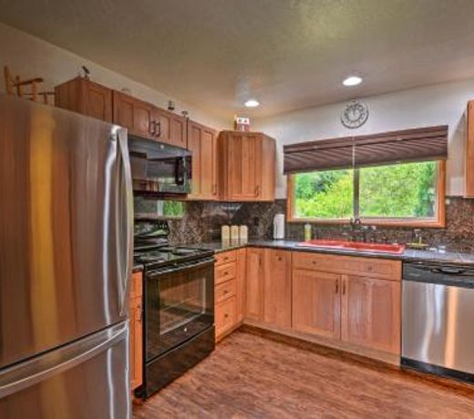 Gold Beach Apartment with Activities - 2 Mi to Ocean