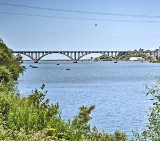 Gold Beach Apartment with Activities - 2 Mi to Ocean