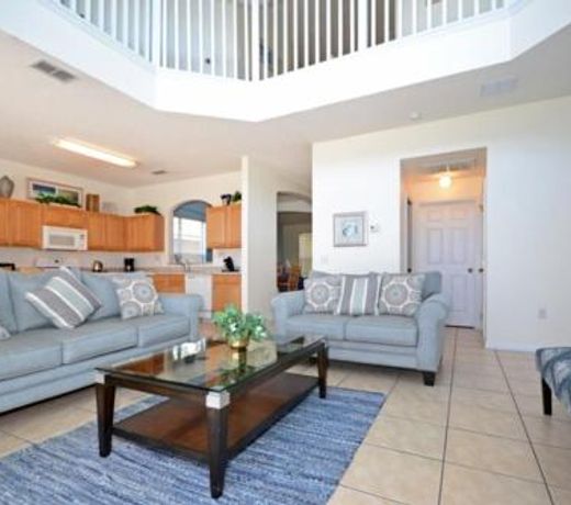 6 Bedroom Pool Home With Spa in Golf Community