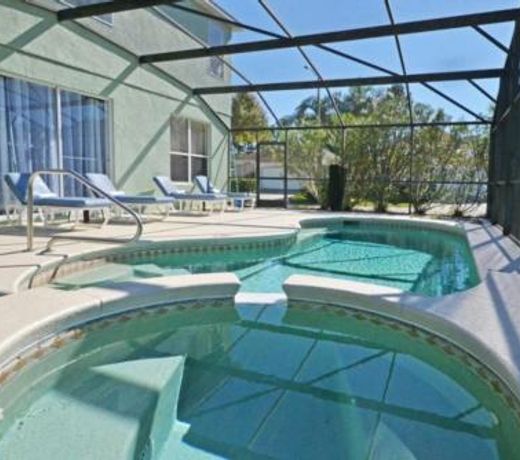6 Bedroom Pool Home With Spa in Golf Community