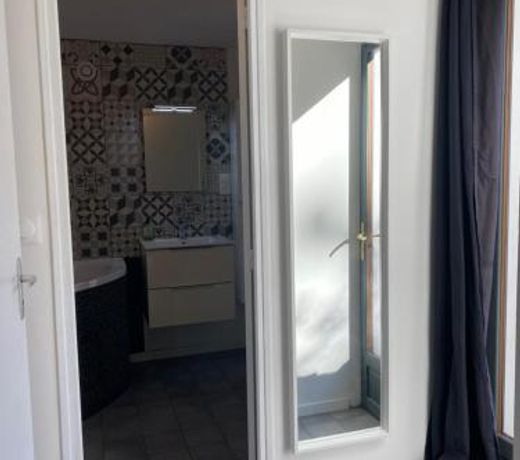 Grand studio de 38m2 et cour independante de 25m2 dont wifi et Netflix