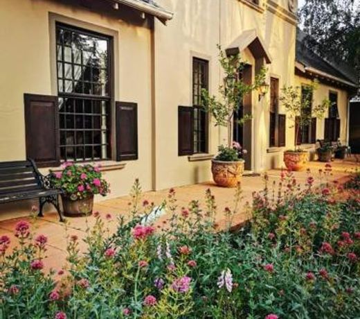 Best central location in JHB for Gautrain, M1, Rosebank, Sandton, Town and museums