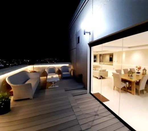 1804 Johannesburg City Penthouse with Rooftop Hot Tub