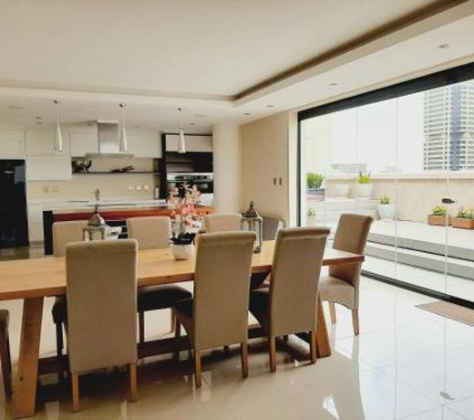 1804 Johannesburg City Penthouse with Rooftop Hot Tub