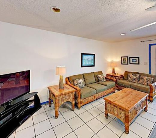 New Listing! Island Retreat With Pool, Walk To Beach Condo