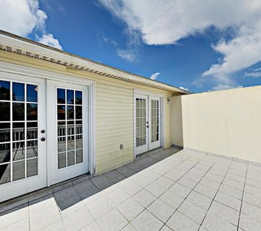 New Listing! Island Retreat With Pool, Walk To Beach Condo