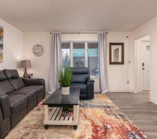 Spacious Sloan Place!!
