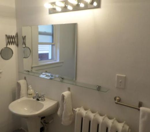 Beautiful, Clean, Quiet 2 BR-In Downtown Ottawa. Parking, WIFI and Netflix Included