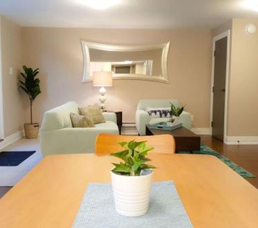 Airport 9 mins drive, king bed, newly furnished!