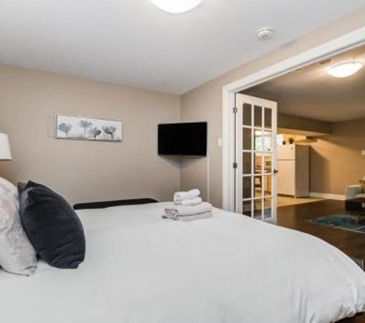 Airport 9 mins drive, king bed, newly furnished!