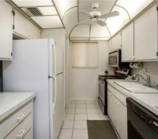 Leonardo Arms 207, Gulf Front Condo, 1 Bedroom, Heated Pool, WiFi, Sleeps 4