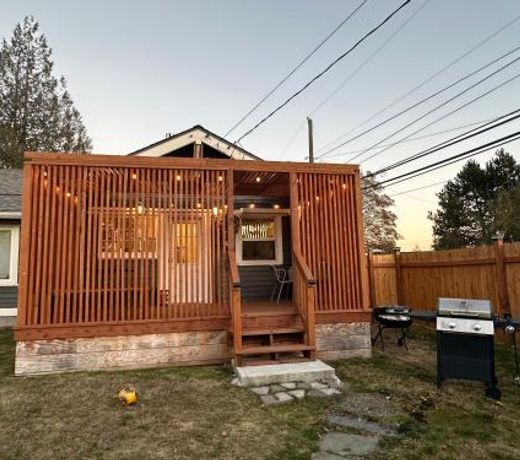 Cozy Home Conveniently Located with King Bed